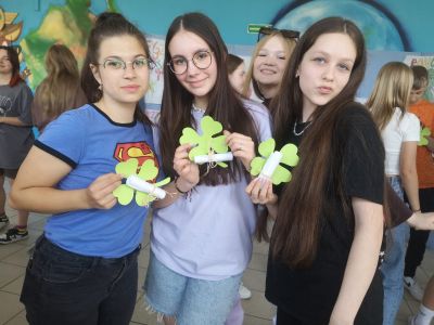 Samorzad uczniowski SIODEMKI podczas akcji trzymania kciukow za starszych kolegow i kolezanki z osmej klasy2