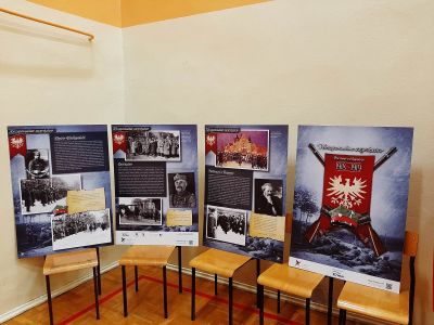 Uczniowie SP7 podczas apelu z okazji Powstania Wielkopolskiego (4)