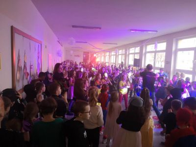 Uczniowie Szkoly Podstawowej nr 7 w Koninie podczas balu karnawalowego (2)