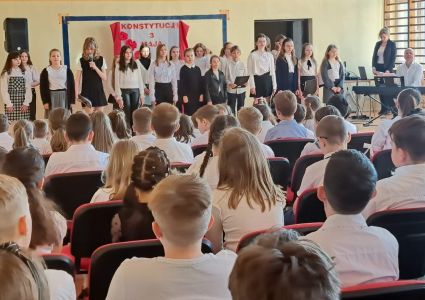 Uczniowie i nauczyciele podczas uroczystego apelu7