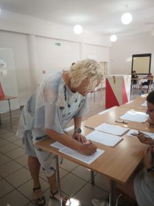 Uczniowie i nauczyciele podczas wyborow do Samorzadu Uczniowskiego7