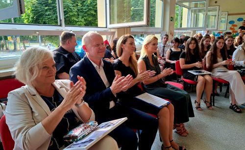 Uroczyste zakonczenie roku szkolnego dla klasy osmej.jpg5