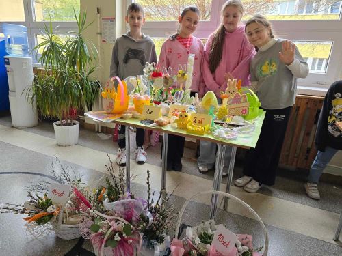 Kiermasz wiosenno - wielkanocny w SP7 (2)