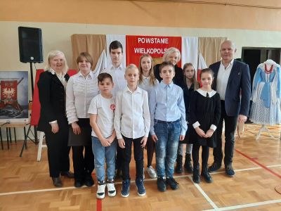 Uczniowie SP7 podczas apelu z okazji Powstania Wielkopolskiego (3)