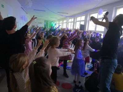 Uczniowie Szkoly Podstawowej nr 7 w Koninie podczas balu karnawalowego (5)