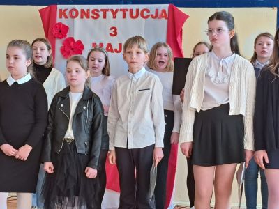 Uczniowie i nauczyciele podczas uroczystego apelu1