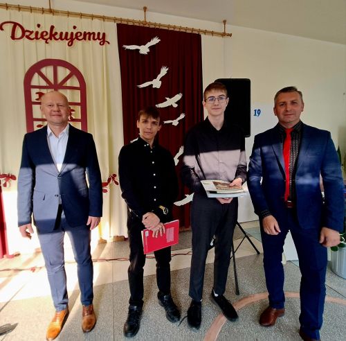 Uroczyste zakonczenie roku szkolnego dla klasy osmej.jpg10