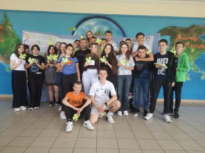 Samorzad uczniowski SIODEMKI podczas akcji trzymania kciukow za starszych kolegow i kolezanki z osmej klasy