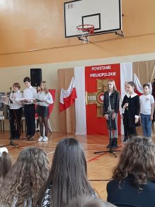 Uczniowie SP7 podczas apelu z okazji Powstania Wielkopolskiego (2)