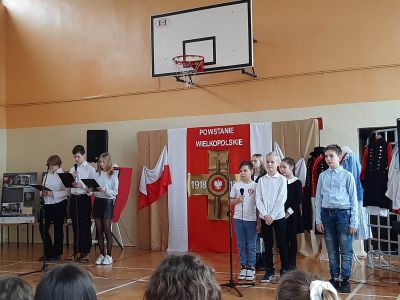 Uczniowie SP7 podczas apelu z okazji Powstania Wielkopolskiego