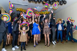 Uczniowie Szkoly Podstawowej nr 7 podczas balu osmoklasisty (6)