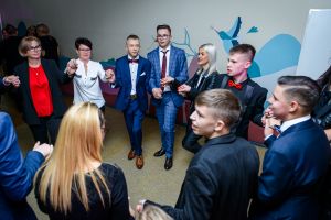 Uczniowie Szkoly Podstawowej nr 7 podczas balu osmoklasisty (7)