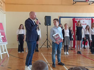 Uczniowie i nauczyciele podczas uroczystego apelu6