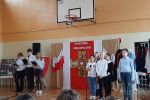 Uczniowie SP7 podczas apelu z okazji Powstania Wielkopolskiego