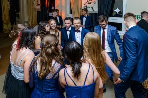 Uczniowie Szkoly Podstawowej nr 7 podczas balu osmoklasisty (5)