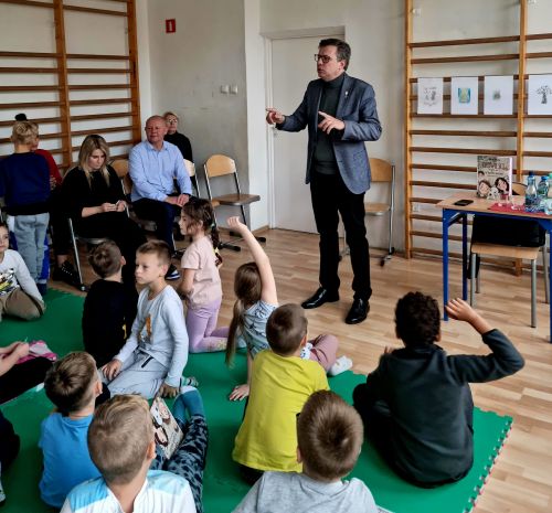 Spotkanie uczniow SP7 z Markiem MIchalakiem....