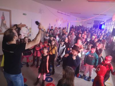 Uczniowie Szkoly Podstawowej nr 7 w Koninie podczas balu karnawalowego (3)