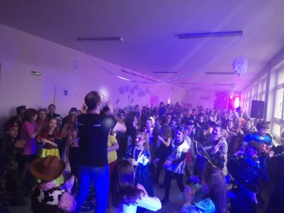 Uczniowie Szkoly Podstawowej nr 7 w Koninie podczas balu karnawalowego
