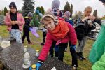 Uczniowie SIÓDEMI wybrali się na cmentarz, aby uporządkować groby oraz zapalić znicze.