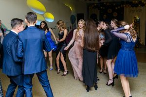 Uczniowie Szkoly Podstawowej nr 7 podczas balu osmoklasisty (10)