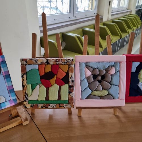 Wystawa prac uczniow uczeszczajacy na zajecia kolka plastycznego (3)