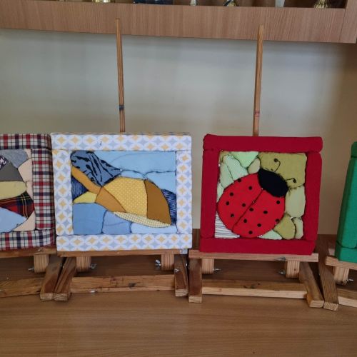 Wystawa prac uczniow uczeszczajacy na zajecia kolka plastycznego (6)