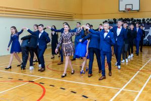 Uczniowie Szkoly Podstawowej nr 7 podczas balu osmoklasisty (12)