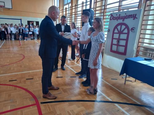 Uroczyste zakonczenie roku szkolnego dla klas 4-6.jpg5