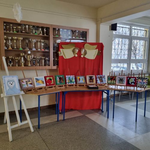 Wystawa prac uczniow uczeszczajacy na zajecia kolka plastycznego