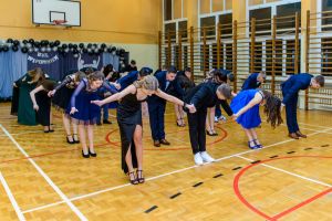 Uczniowie Szkoly Podstawowej nr 7 podczas balu osmoklasisty (11)