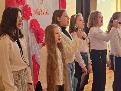 Uczniowie i nauczyciele podczas uroczystego apelu2