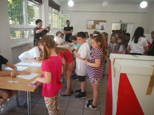 Uczniowie i nauczyciele podczas wyborow do Samorzadu Uczniowskiego2