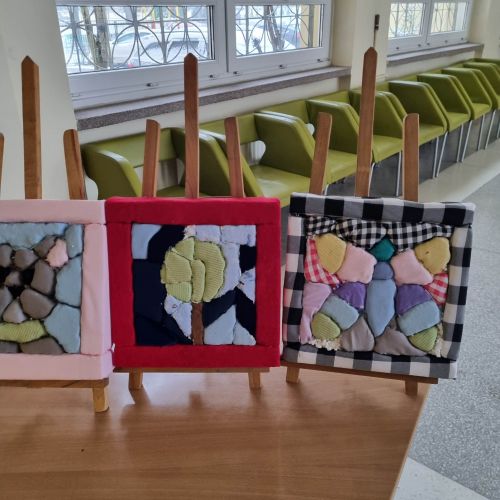 Wystawa prac uczniow uczeszczajacy na zajecia kolka plastycznego (2)